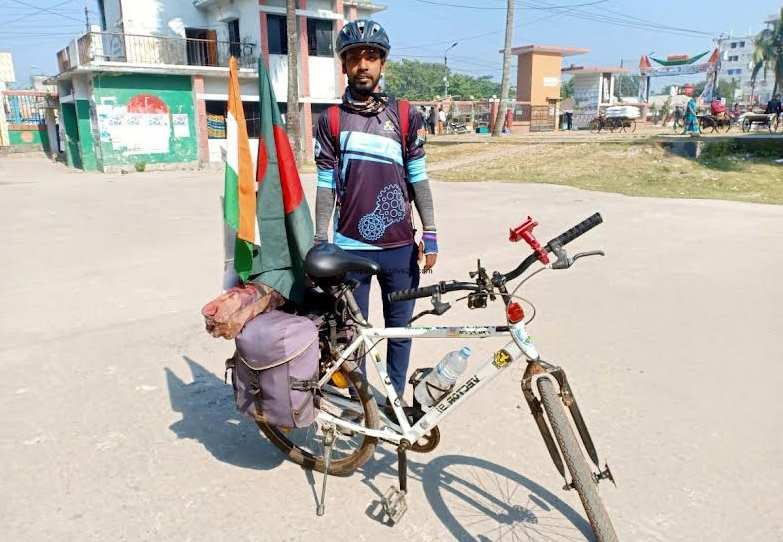 আত্মহত্যা প্রতিরোধে সচেতনতায় কোলকাতা থেকে বাইসাইকেলে সঞ্জয় এখন কোটালীপাড়ায়