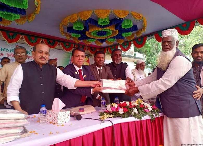 প্রধানমন্ত্রীর উপহারের শীতবস্ত্র পেলেন গোপালগঞ্জের ৭০০ মুক্তিযোদ্ধা