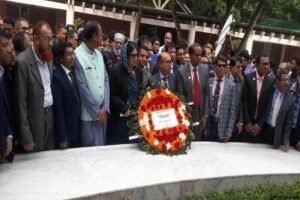 জাতির পিতার সমাধিতে নবনিযুক্ত কৃষি সচিবের শ্রদ্ধা