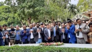 বঙ্গবন্ধুর সমাধিতে সড়ক ও জনপথ অধিদপ্তরের প্রধান প্রকৌশলীর শ্রদ্ধা