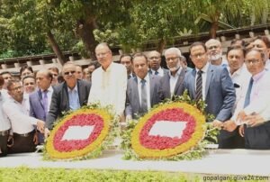 জাতির পিতার সমাধিতে জনতা ব্যাংক চেয়ারম্যান ও এমডির শ্রদ্ধা নিবেদন